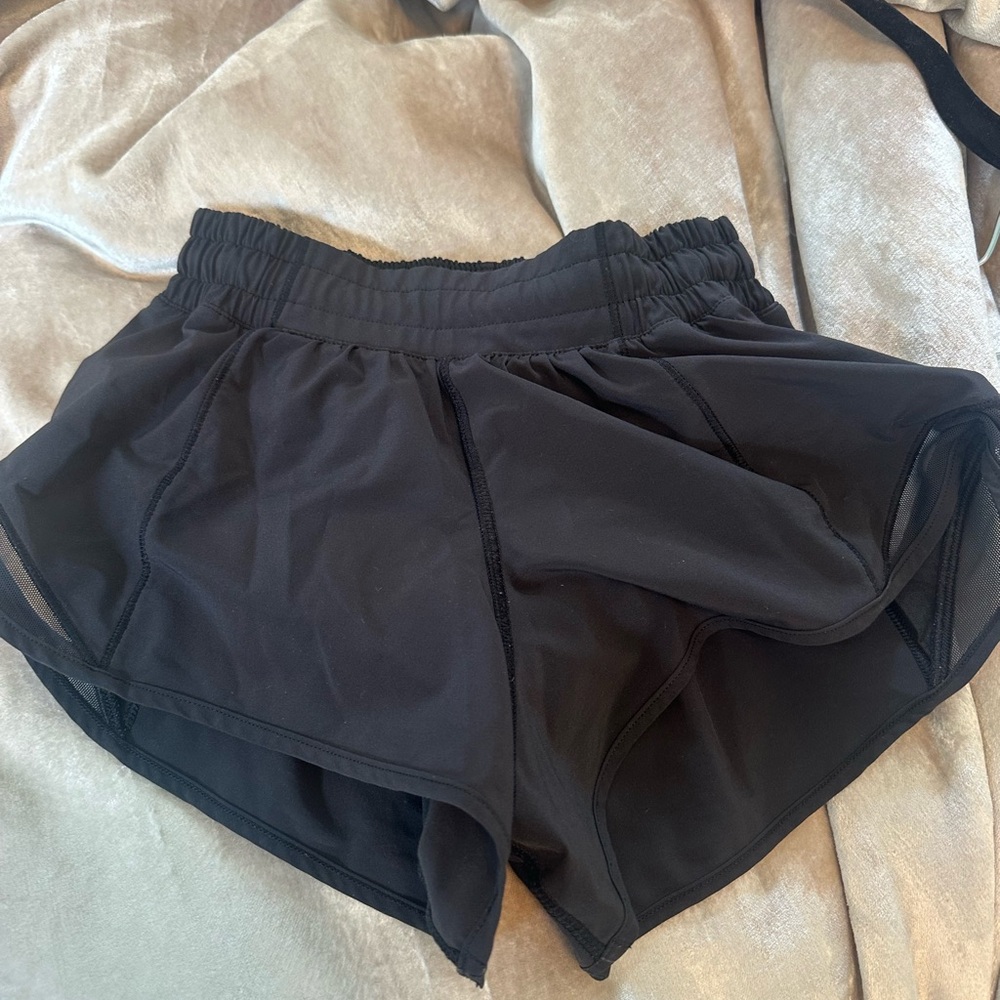 Lululemon hotty hot low rise shorts 2.5” size 2 black